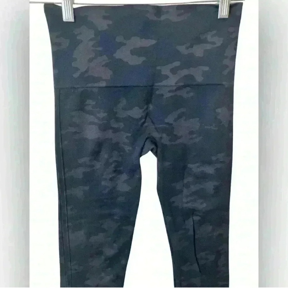 SPANX Look at Me Now Seamless Leggings Camo
High Waisted - Picture 6 of 9